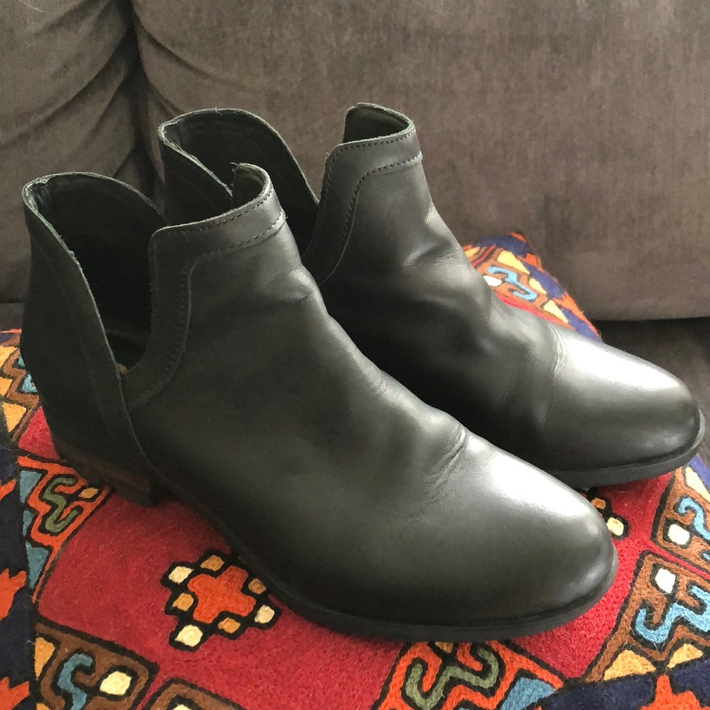 Black Sorel Lolla II cutouts